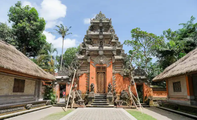 Experience the timeless elegance of Ubud Palace (Puri Saren Agung)